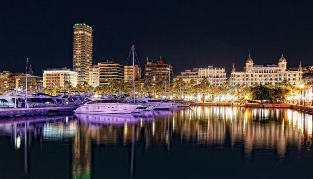Vistas Al Mar. Gran Salon. Playa A 1 Minuto. Wifi Apartman Alicante Kültér fotó